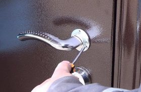 Замена дверной ручки металлической двери в Ессентуках