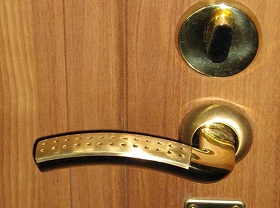 Замена дверной ручки входной двери в Ессентуках