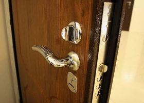 Замена входной двери в квартире в Ессентуках